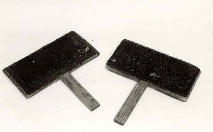 Staver satt sammen rundt en trebunn, treband for å holde den sammen
