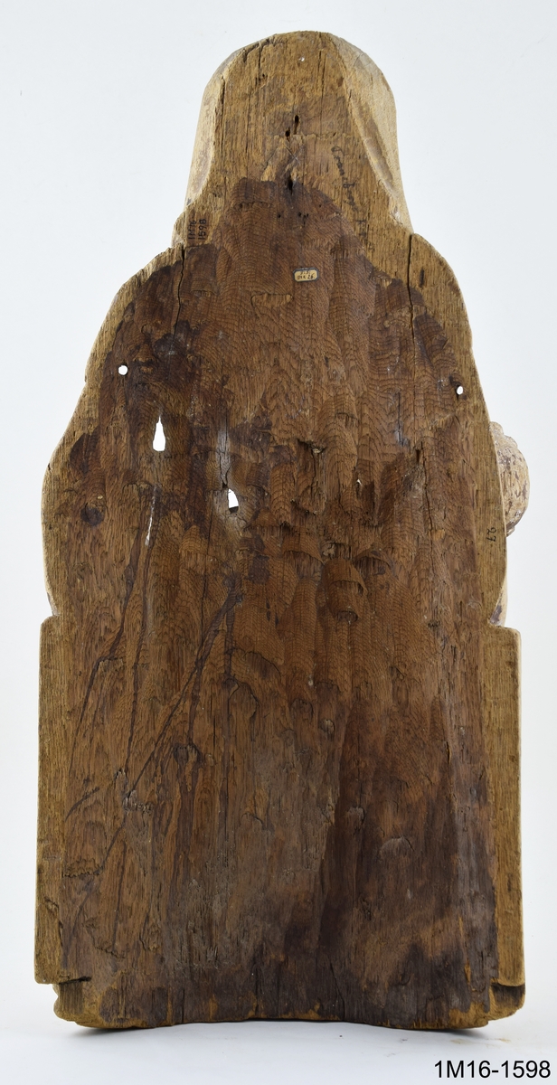 Skulptur, Marie klagan (Pieta). Maria sitter med sin döde son i knät. Huvudet täckt av en slöja som faller ned över axlarna, är böjt åt höger. Vänster hand håller den dödes vänstra arm. Kristi törnekrönta huvud är nedsjunkt mot Marias högra arm. Kristi högra arm hänger rakt ned vid Marias högra knä. Underbenen hänger vertikalt mot marken. Kristus bär ländkläde och har korsfästelsens sårmärken återgivna. Marias mantel är rikt draperad över armar och ben. Hål i huvudet för relikgömma. Spår av kreditering och brun färg. Vertikala sprickor och hål. Urholkad på baksidan. Tidigare placerad i Edåsa kyrka.