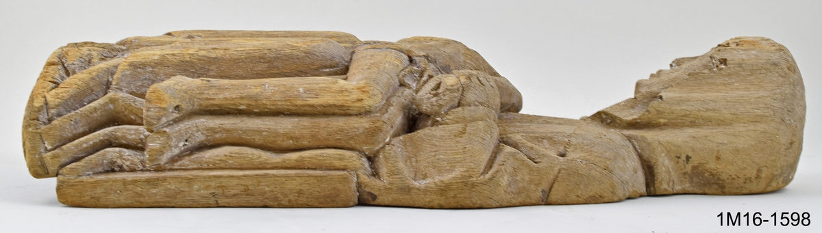 Skulptur, Marie klagan (Pieta). Maria sitter med sin döde son i knät. Huvudet täckt av en slöja som faller ned över axlarna, är böjt åt höger. Vänster hand håller den dödes vänstra arm. Kristi törnekrönta huvud är nedsjunkt mot Marias högra arm. Kristi högra arm hänger rakt ned vid Marias högra knä. Underbenen hänger vertikalt mot marken. Kristus bär ländkläde och har korsfästelsens sårmärken återgivna. Marias mantel är rikt draperad över armar och ben. Hål i huvudet för relikgömma. Spår av kreditering och brun färg. Vertikala sprickor och hål. Urholkad på baksidan. Tidigare placerad i Edåsa kyrka.