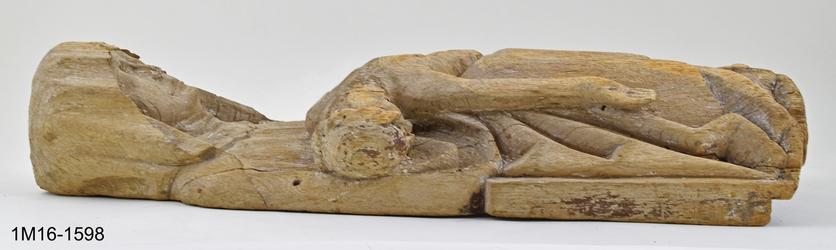 Skulptur, Marie klagan (Pieta). Maria sitter med sin döde son i knät. Huvudet täckt av en slöja som faller ned över axlarna, är böjt åt höger. Vänster hand håller den dödes vänstra arm. Kristi törnekrönta huvud är nedsjunkt mot Marias högra arm. Kristi högra arm hänger rakt ned vid Marias högra knä. Underbenen hänger vertikalt mot marken. Kristus bär ländkläde och har korsfästelsens sårmärken återgivna. Marias mantel är rikt draperad över armar och ben. Hål i huvudet för relikgömma. Spår av kreditering och brun färg. Vertikala sprickor och hål. Urholkad på baksidan. Tidigare placerad i Edåsa kyrka.