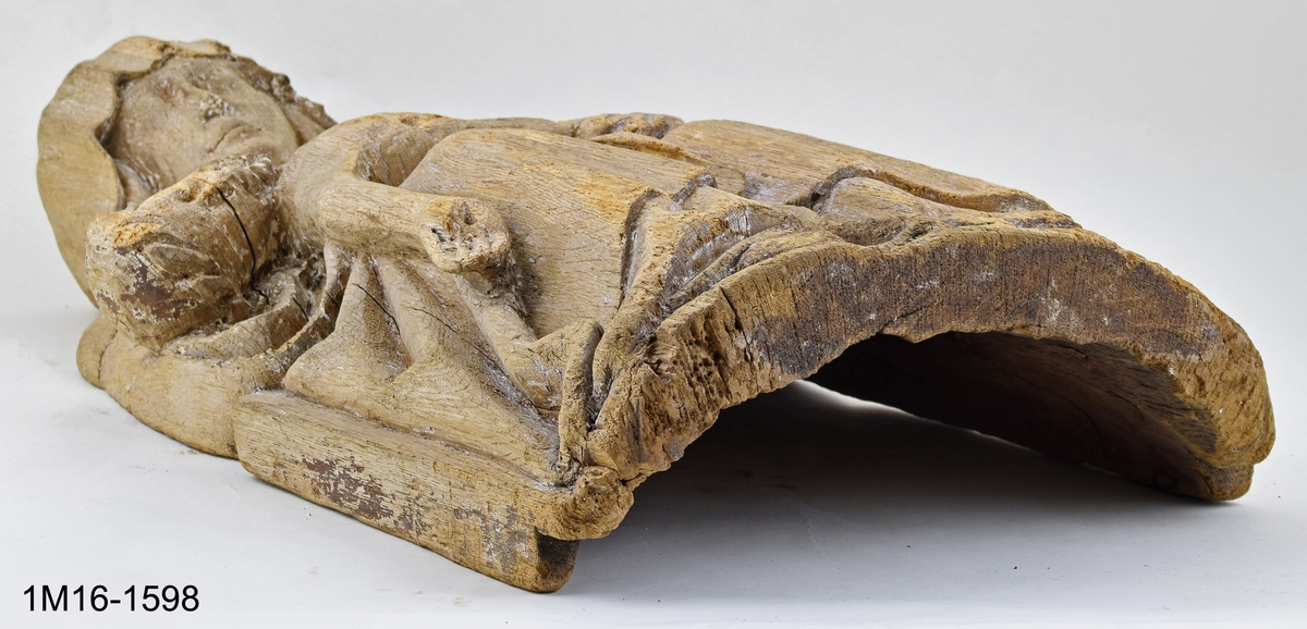 Skulptur, Marie klagan (Pieta). Maria sitter med sin döde son i knät. Huvudet täckt av en slöja som faller ned över axlarna, är böjt åt höger. Vänster hand håller den dödes vänstra arm. Kristi törnekrönta huvud är nedsjunkt mot Marias högra arm. Kristi högra arm hänger rakt ned vid Marias högra knä. Underbenen hänger vertikalt mot marken. Kristus bär ländkläde och har korsfästelsens sårmärken återgivna. Marias mantel är rikt draperad över armar och ben. Hål i huvudet för relikgömma. Spår av kreditering och brun färg. Vertikala sprickor och hål. Urholkad på baksidan. Tidigare placerad i Edåsa kyrka.