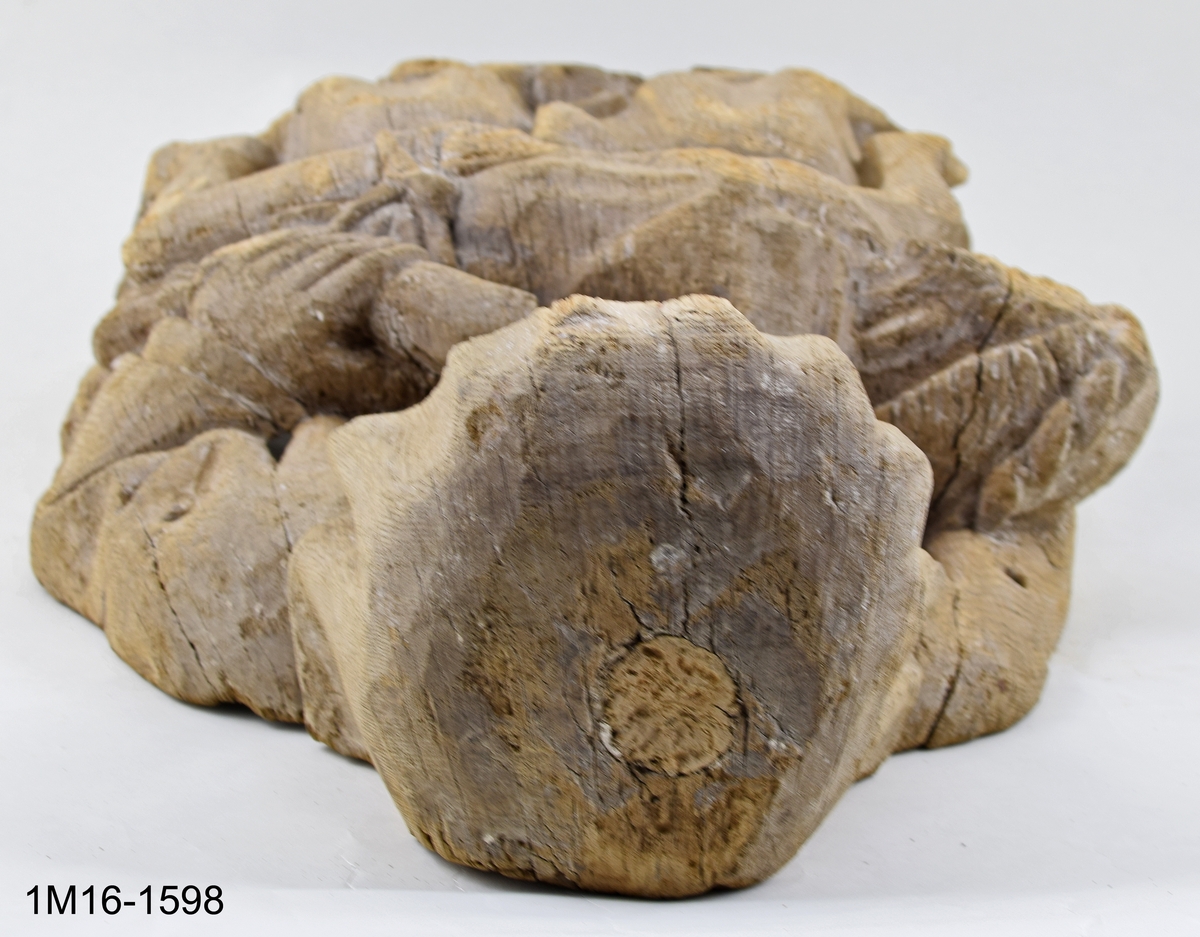 Skulptur, Marie klagan (Pieta). Maria sitter med sin döde son i knät. Huvudet täckt av en slöja som faller ned över axlarna, är böjt åt höger. Vänster hand håller den dödes vänstra arm. Kristi törnekrönta huvud är nedsjunkt mot Marias högra arm. Kristi högra arm hänger rakt ned vid Marias högra knä. Underbenen hänger vertikalt mot marken. Kristus bär ländkläde och har korsfästelsens sårmärken återgivna. Marias mantel är rikt draperad över armar och ben. Hål i huvudet för relikgömma. Spår av kreditering och brun färg. Vertikala sprickor och hål. Urholkad på baksidan. Tidigare placerad i Edåsa kyrka.