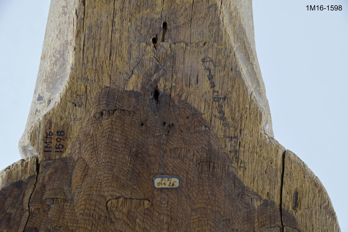 Skulptur, Marie klagan (Pieta). Maria sitter med sin döde son i knät. Huvudet täckt av en slöja som faller ned över axlarna, är böjt åt höger. Vänster hand håller den dödes vänstra arm. Kristi törnekrönta huvud är nedsjunkt mot Marias högra arm. Kristi högra arm hänger rakt ned vid Marias högra knä. Underbenen hänger vertikalt mot marken. Kristus bär ländkläde och har korsfästelsens sårmärken återgivna. Marias mantel är rikt draperad över armar och ben. Hål i huvudet för relikgömma. Spår av kreditering och brun färg. Vertikala sprickor och hål. Urholkad på baksidan. Tidigare placerad i Edåsa kyrka.