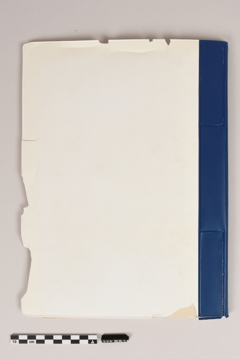 Dokument med flere ark med tekst, illustrasjoner og foto. Arkene er montert i et omslag av kunststoff med metallbinding.