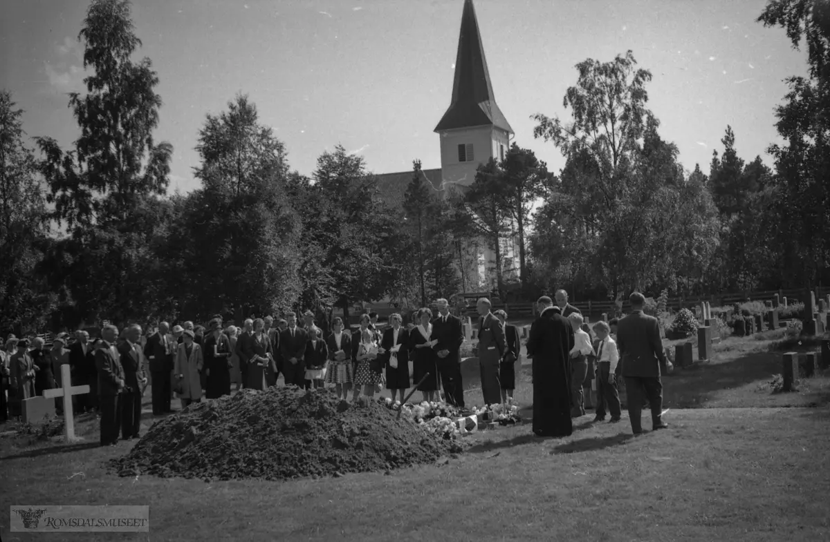 Fra begravelsen til Betty Bjordal f.09.12.1877 d.30.07.1960.."Gravferd mor. 1960"..