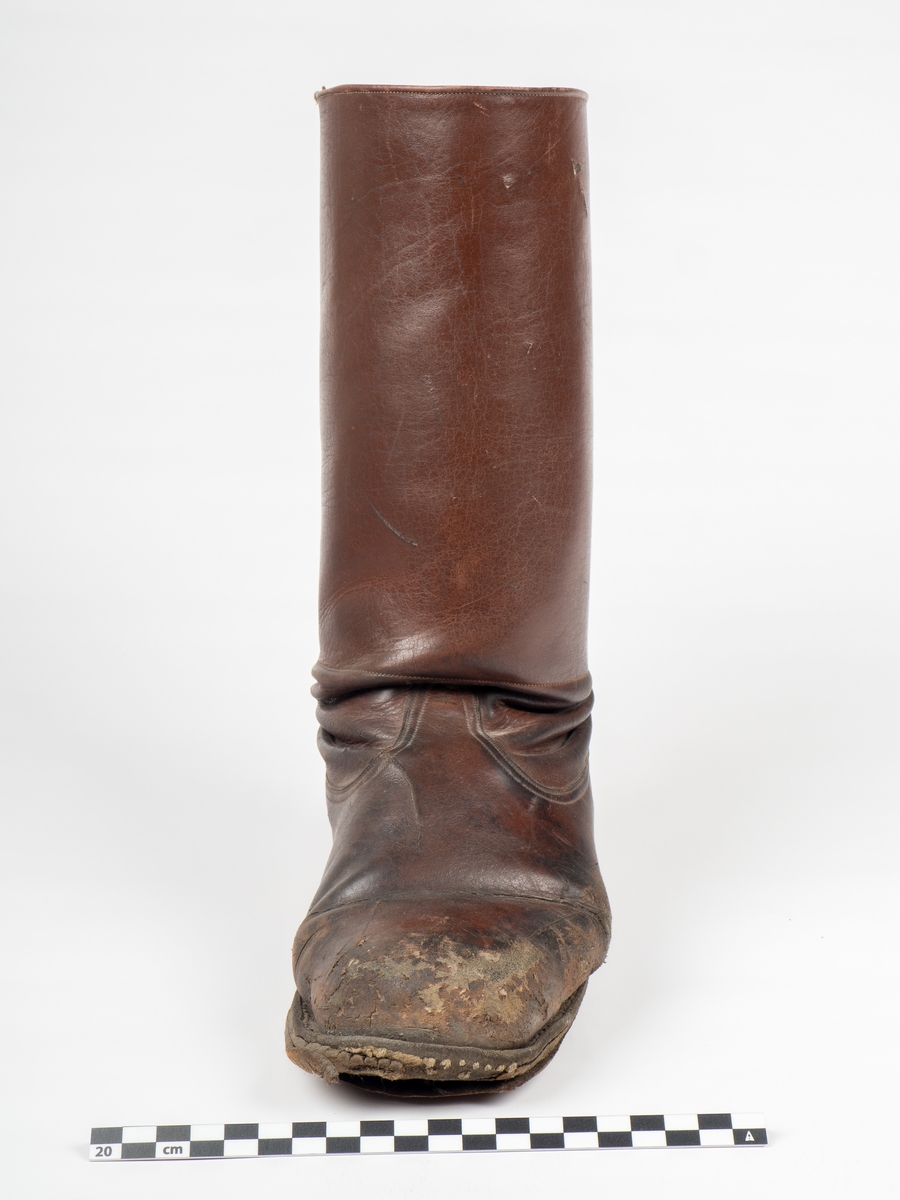 Brune skinnstøvler.