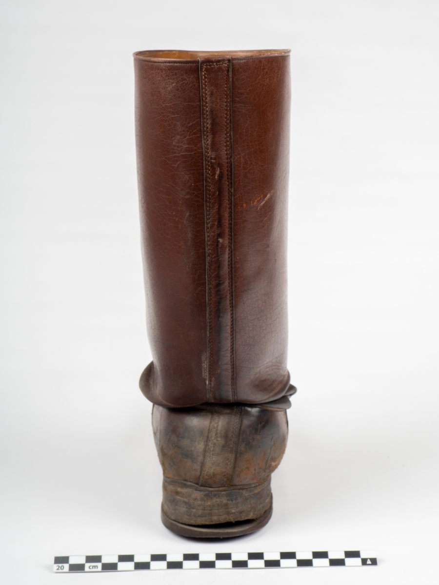 Brune skinnstøvler.