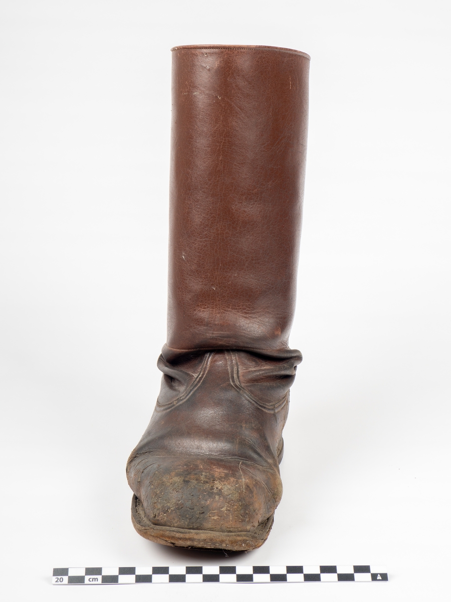 Brune skinnstøvler.