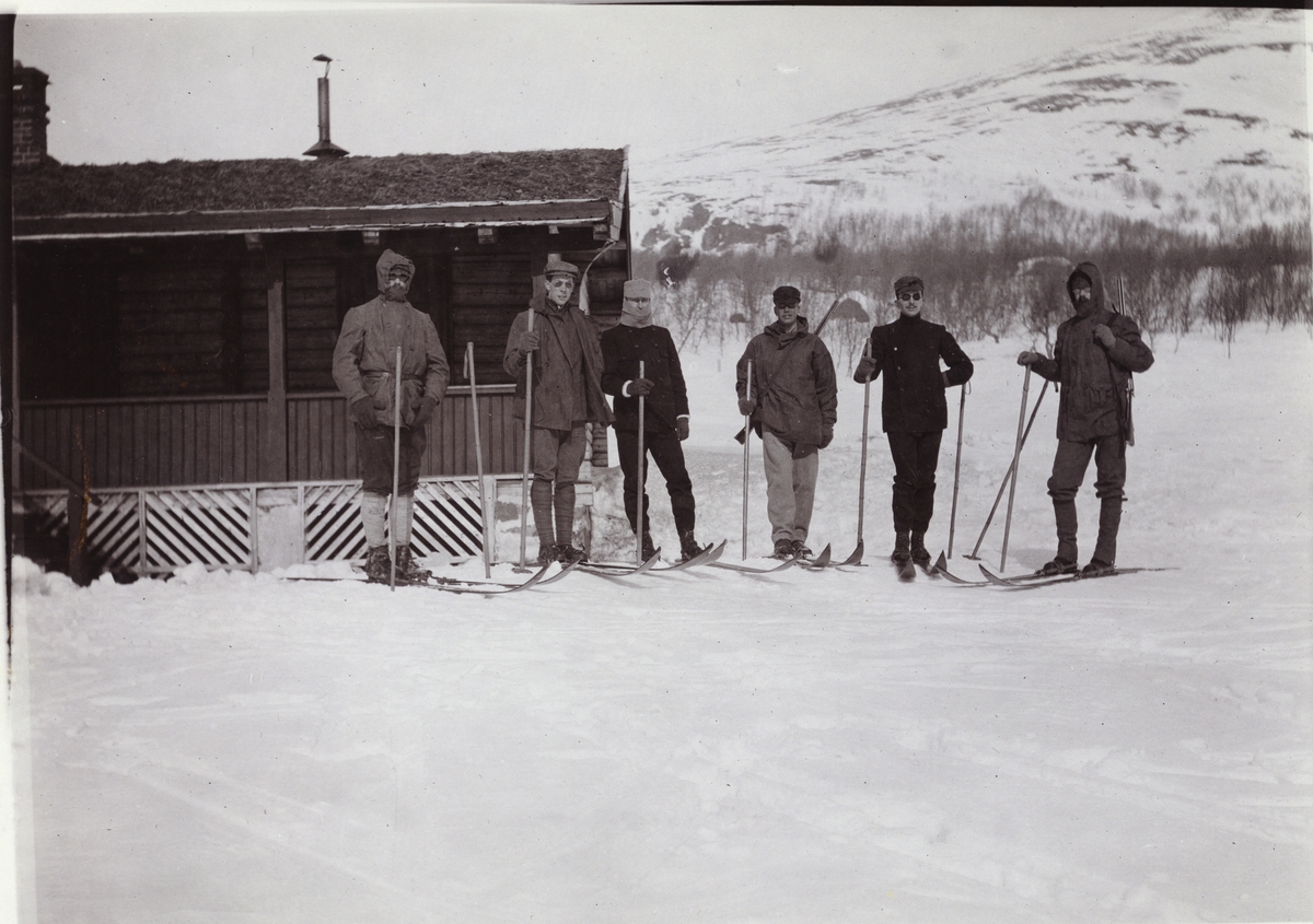 Seks skigåere klar for avmarsj fra Sikkilsdalen. F.v. Westye Egeberg, Arthur Collett, Carl Rustad, HKH Prins Gustaf Adolf, Arne Klem og Carl Roll. Fotografert påsken 1905.