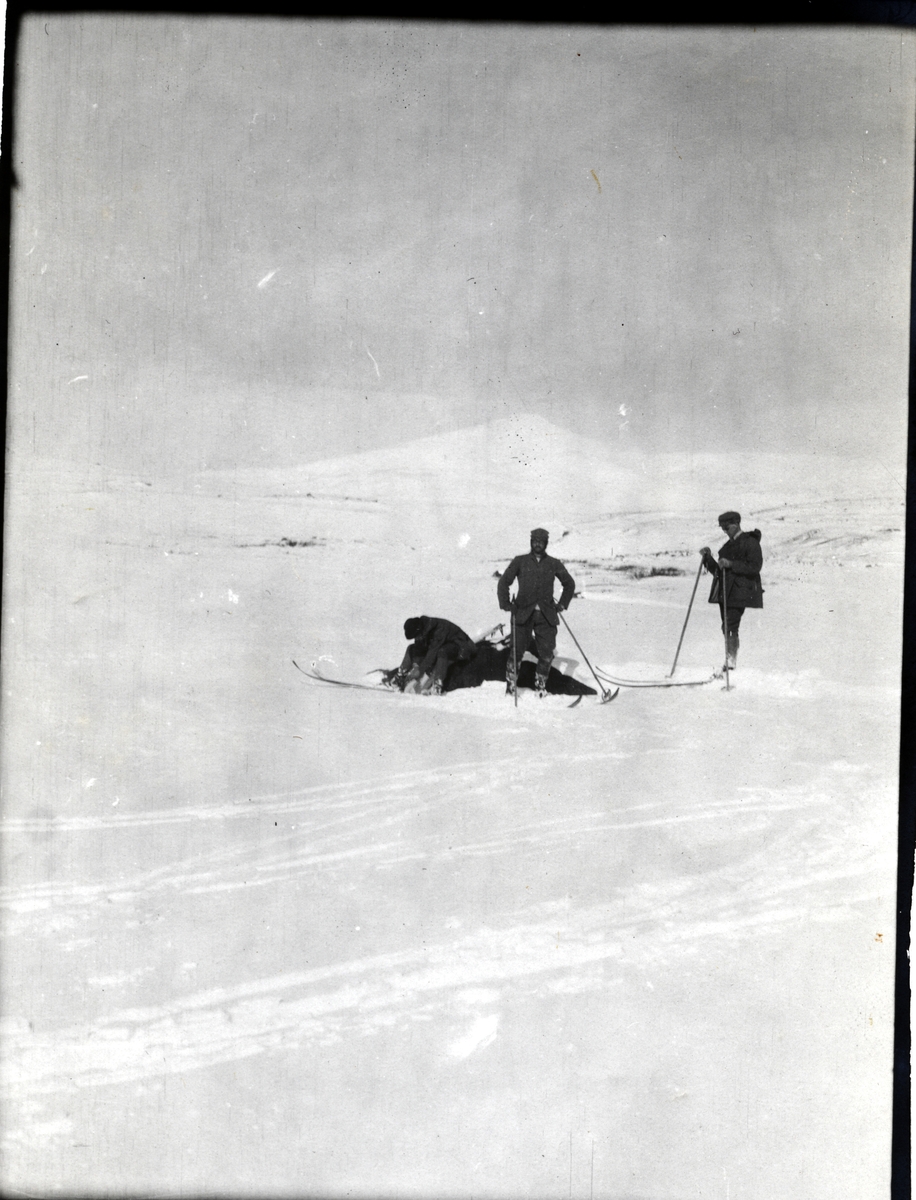 Tre skigåere raster underveis i Sikkilsdalen i Nord-Fron. Fotografert påsken 1905.