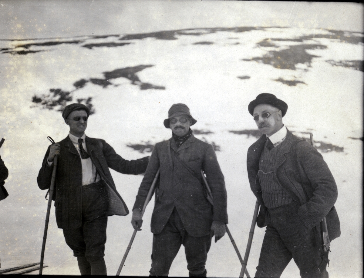 Tre skigåere i Sikkilsdalen, Nord-Fron. Fotografert påsken 1905.