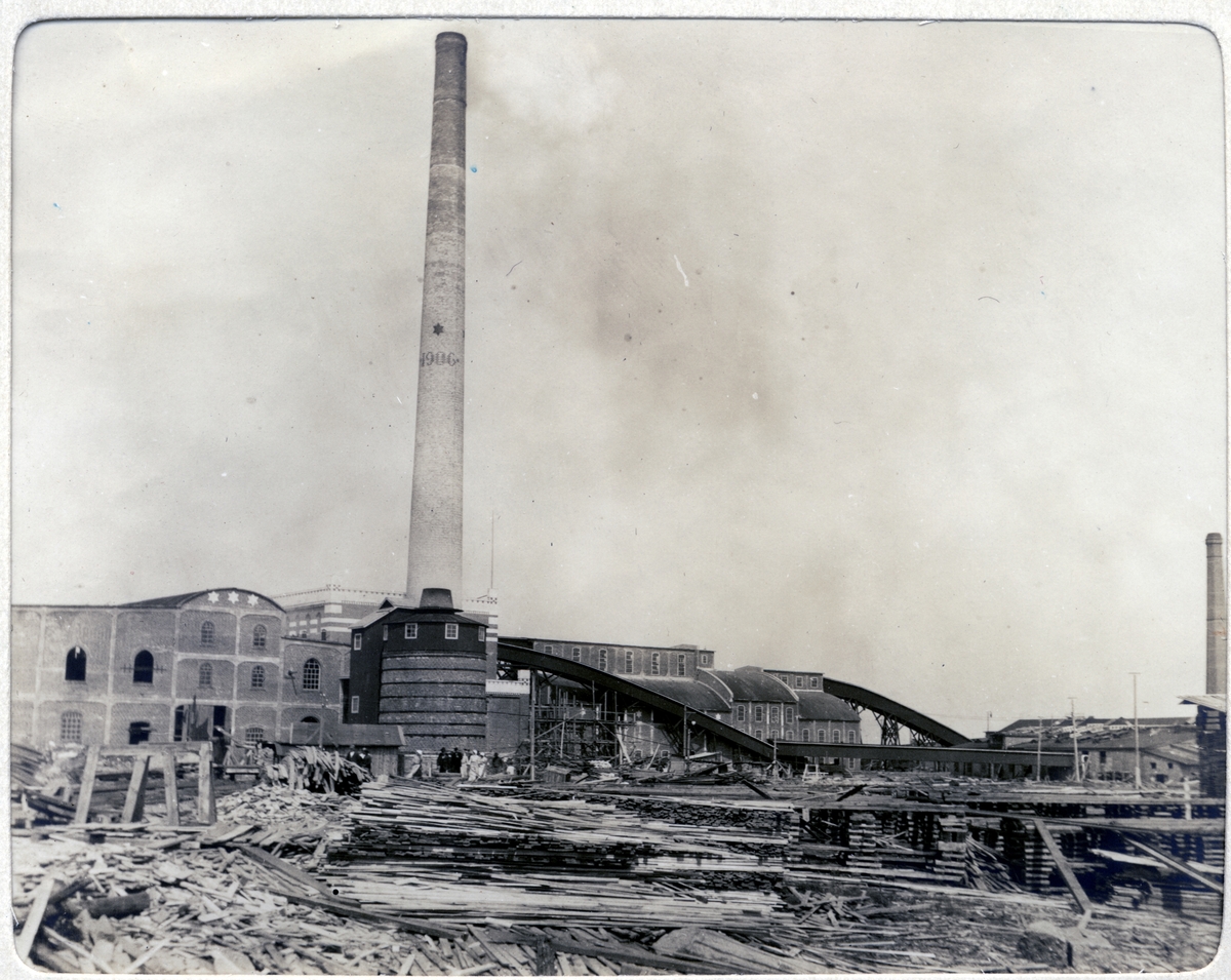 Aktiebolaget W. Gutzeit & Co’s nye sulfatfabrik i Kotka, Finland. Pipen var 75 meter høy. Fotografert juli 1907.