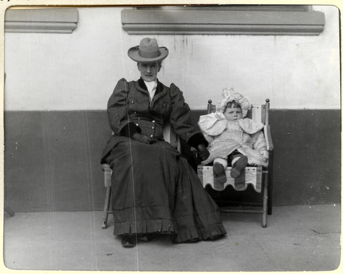 Nini Egeberg og datteren Mimi fotografert på Bogstad gård, mai 1907.