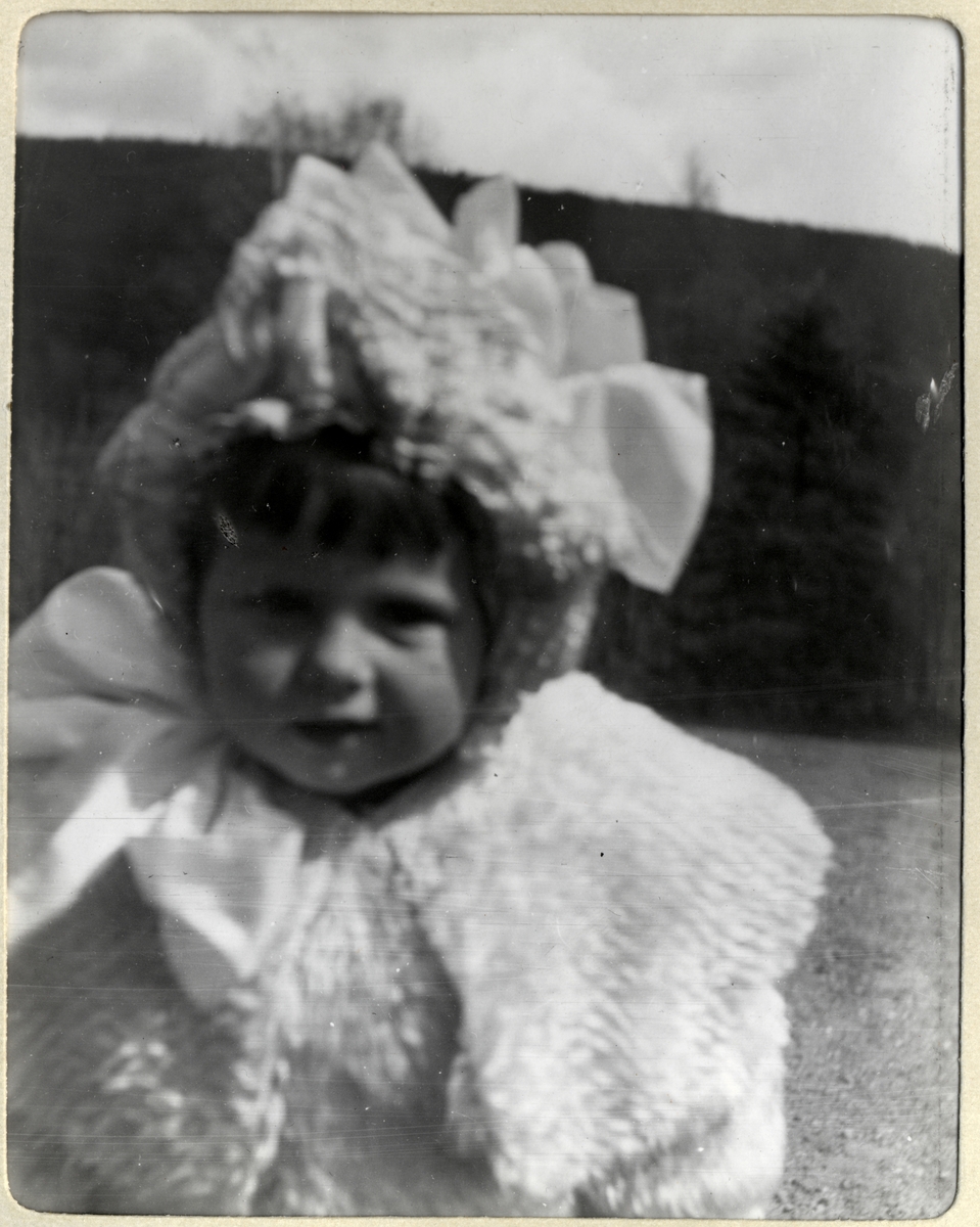 Mimi Egeberg fotografert på Bogstad gård i mai 1907.