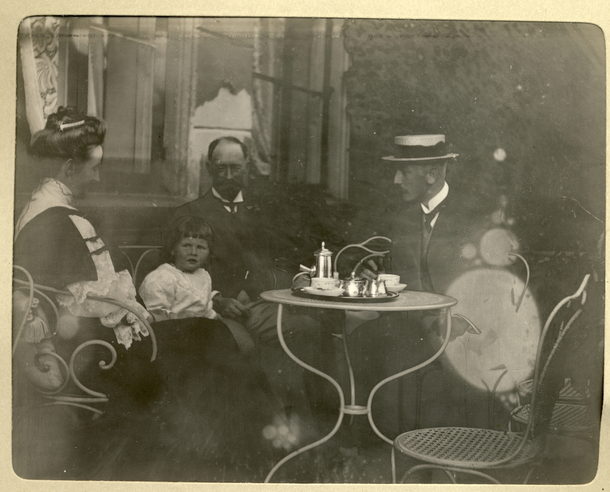 Kaffepause på verandaen til Bogstad gård. Fra venstre Nini Egeberg, datteren Mimi, Ferdinand Julian Egeberg og sønnen Westye P. Egeberg. Fotografert 1907.