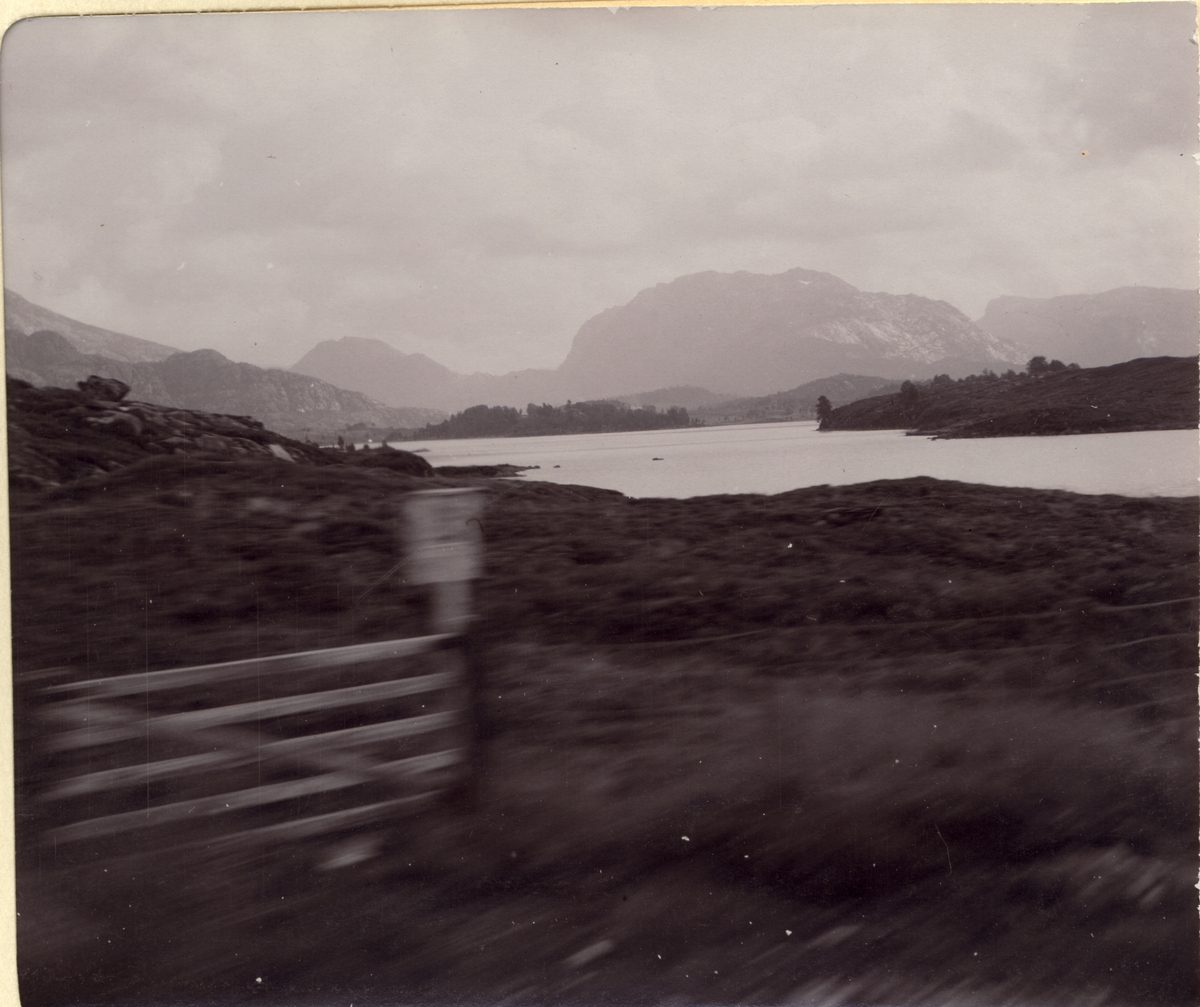 Utsikt fra tog på Flekkefjordsbanen. Fotografert i august 1909  under familiene Egebergs og Wedel Jarlsbergs reise til Vestlandet.