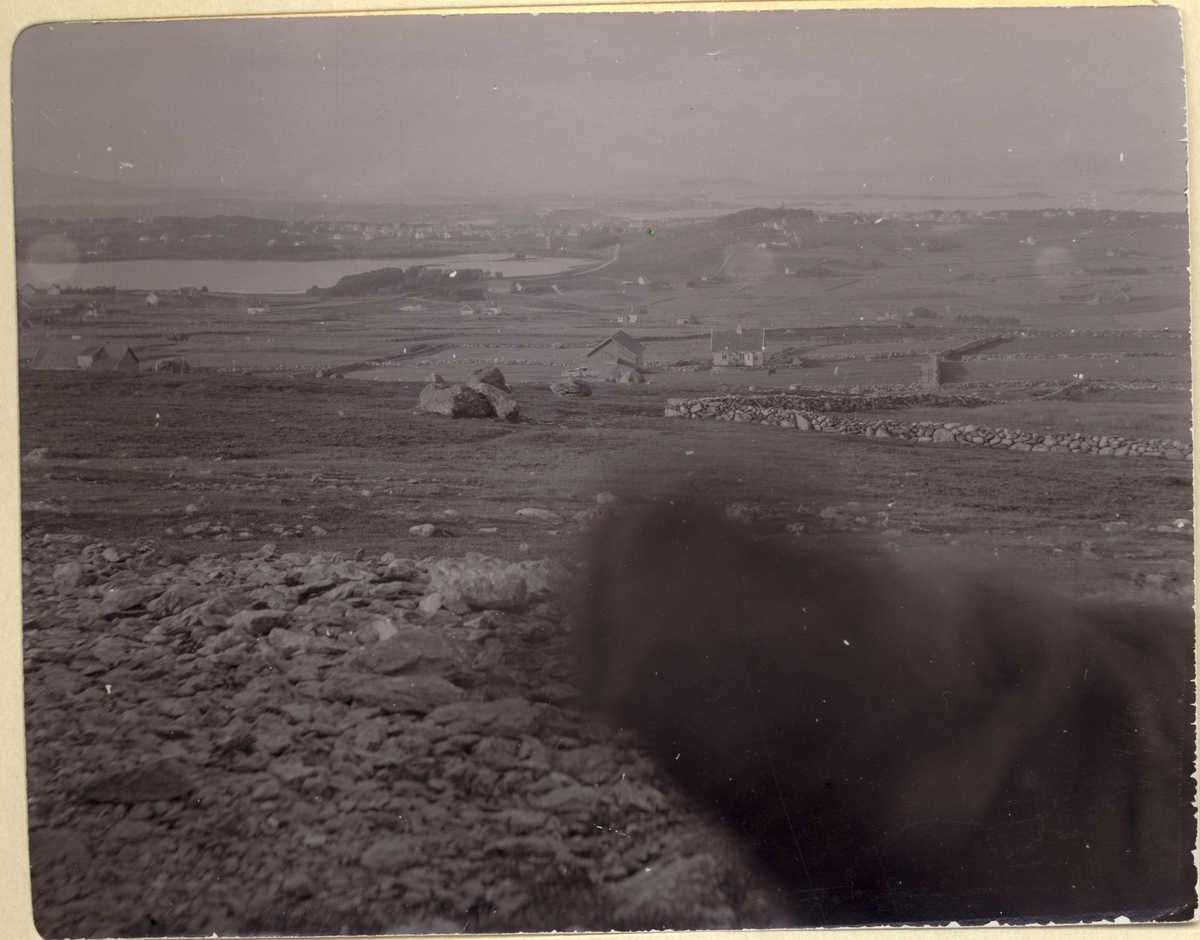 Utsikt fra Ullandhaug mot Stavanger. Fotografert august 1909 under familiene Egebergs og Wedel Jarlsbergs tur til Vestlandet.