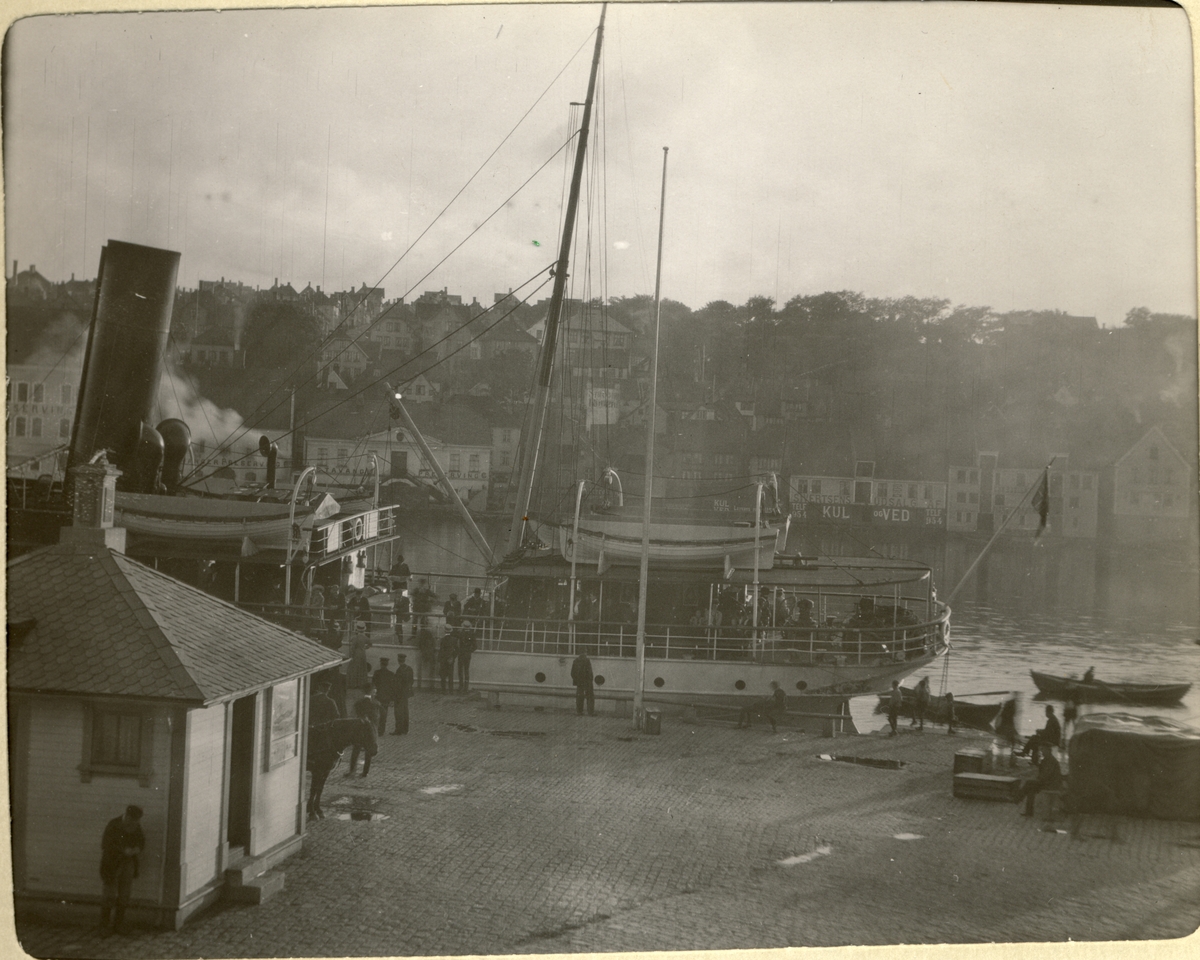 Utsikt fra hotellrom på Hotel Victoria i Skansegata mot havneområde i Stavanger. Passasjerskip ligger til kai med dampen oppe. Fotografert i august 1909 under familiene Egebergs og Wedel Jarlsbergs tur til Vestlandet.