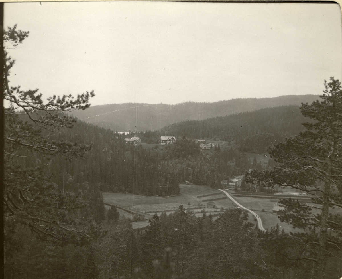 Mostadmarken Verk i Malvik, Nord-Trøndelag, sett nordfra. Nedlagt 1877. Eiendommen ble overtatt av Fearnley-familiens Meraker Brug i 1901. Fotografert 1909.