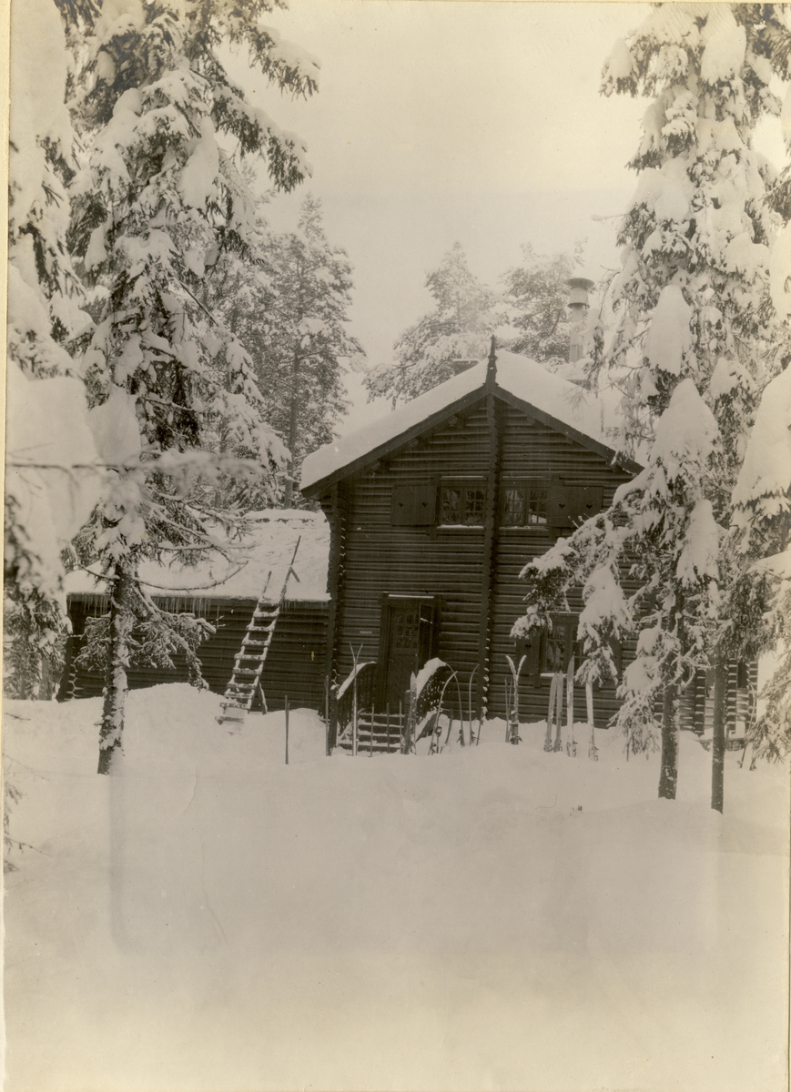 Framhytten, hytten til skiklubben Fram, ved Harestuvannet i Lunner. Fotografert desember 1909.