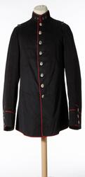 Jakke. Enkeltspent jakke til uniform i mørk blå ull, med rød kanting og sølvnapper. Åtte knapper i fronten. Kraven er opprettstående og med to sølvstjerner på hver side. Skuldrene har tre påsydde hemp...