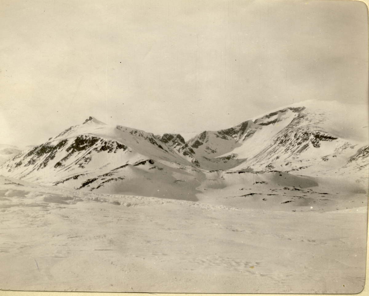 Utsikt mot Blåtjernshøle(?) og Glittertind i Jotunheimen. Fotografert 1910.