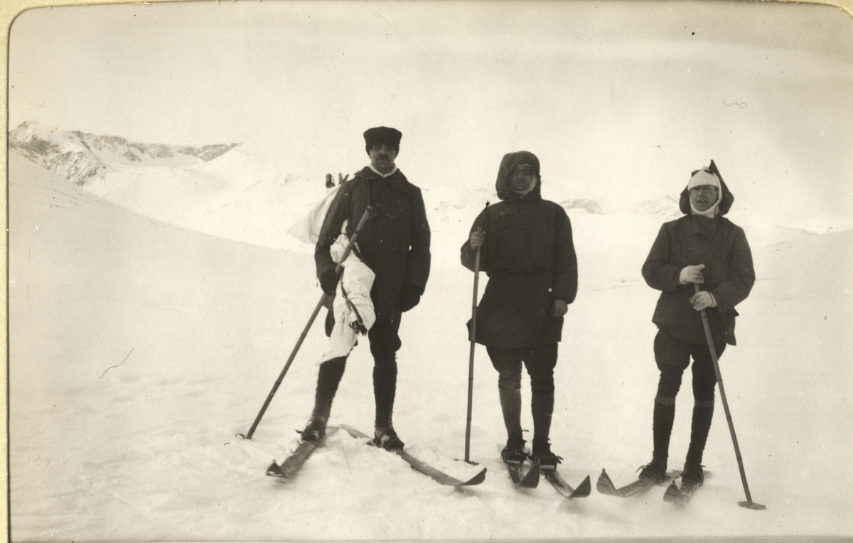 Tre skigåere går på Russvatnet i Jotunheimen. Fotografert påsken 1910.