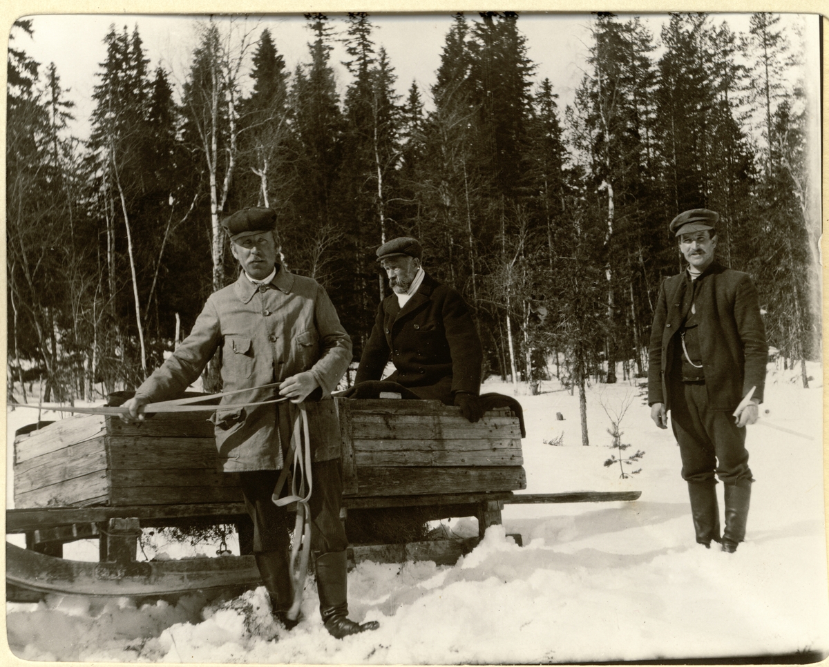 Ferdinand Egeberg, i sleden, og fullmektig Halfdan Schatvet fra trelastfirmaet Westye Egeberg & Co sammen med ukjent mann ved Skadsdammen(?). Fotografert april 1910.