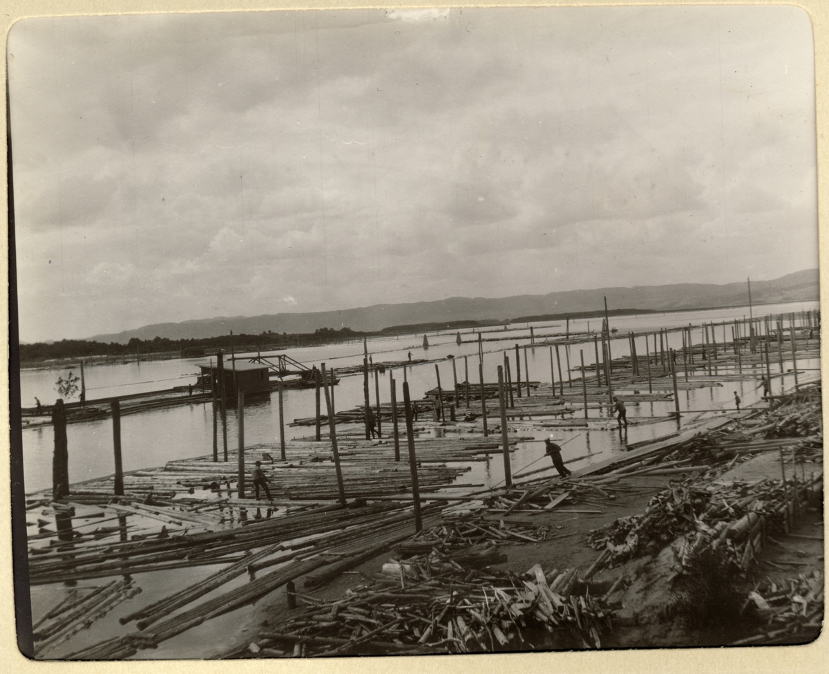 Sorteringslenserne ved Fetsund lenser, ved innsjøen Øyeren i Akershus. Fotografert 1910.