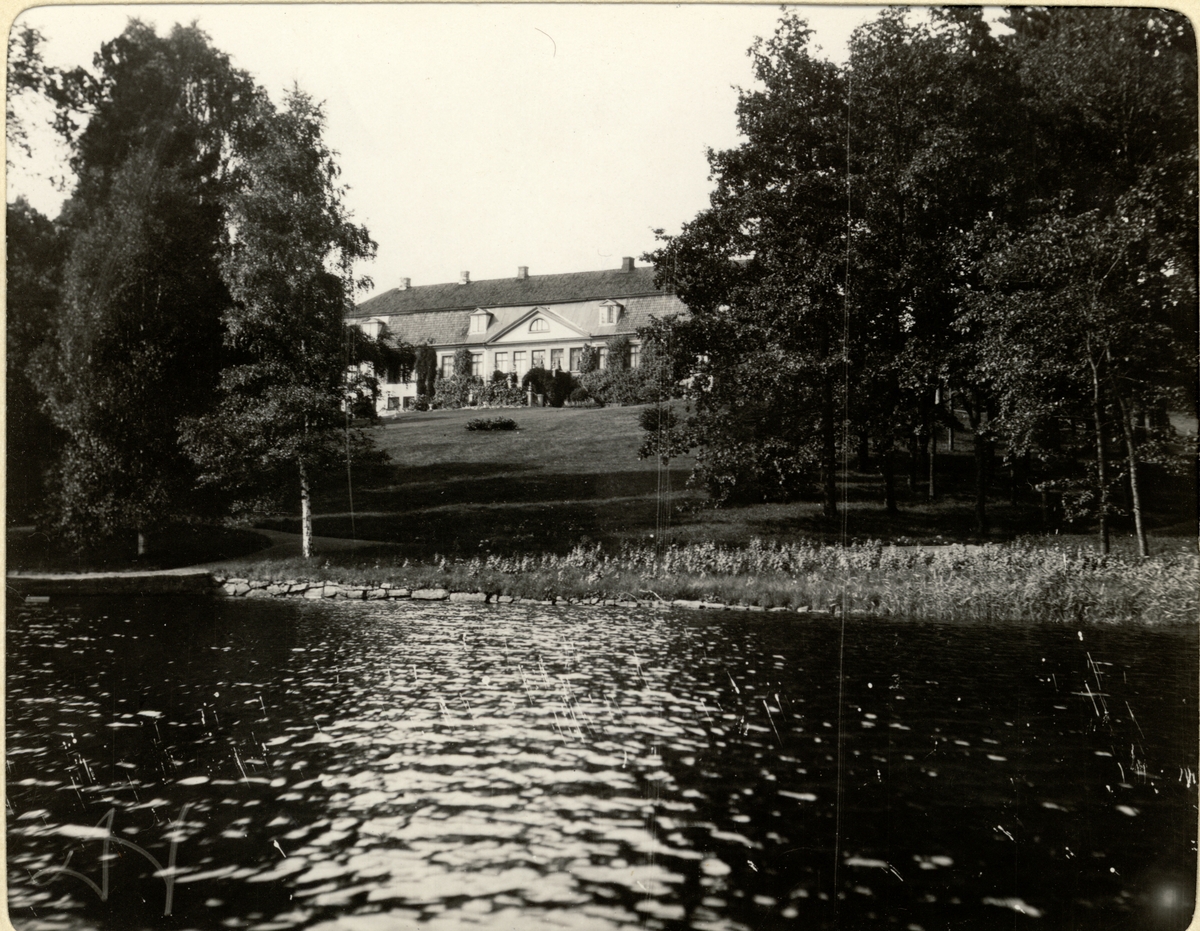 Hovedbygningen på Bogstad gård, sett fra Bogstadvannet. Fotografert sommeren 1910.