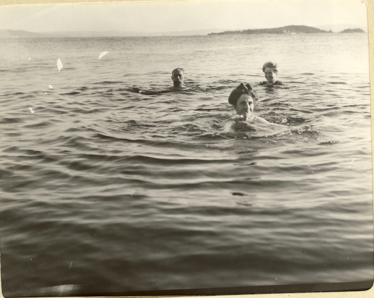Tre badende personer fotografert fra badehustrappen "Fürstvilla" på  Snarøya (?). Fra venstre Ferdinand Egeberg, Nini Egeberg og Ester Egeberg. Fotografert sommeren 1910.