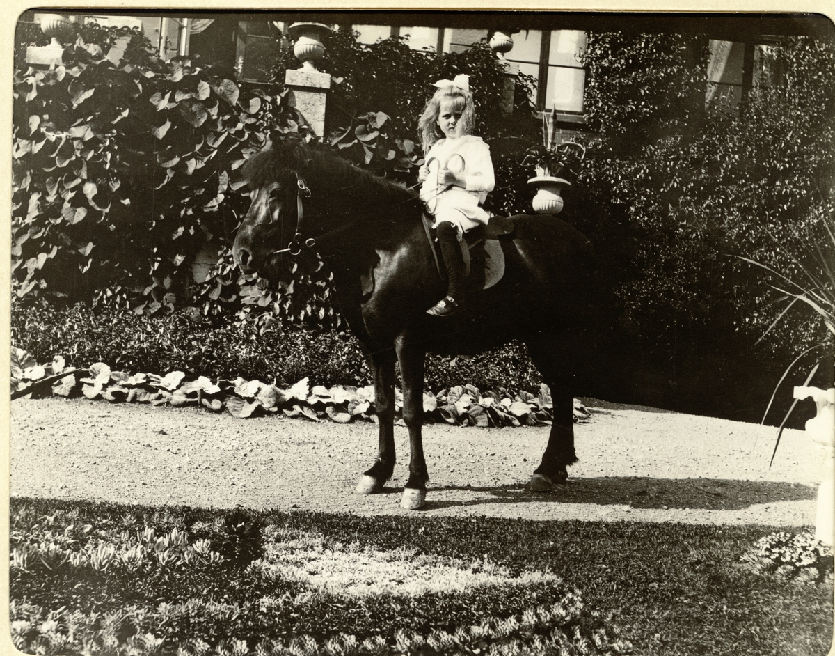 Mimi Egeberg til hest i parken på Bogstad gård. Fotografert 1911.