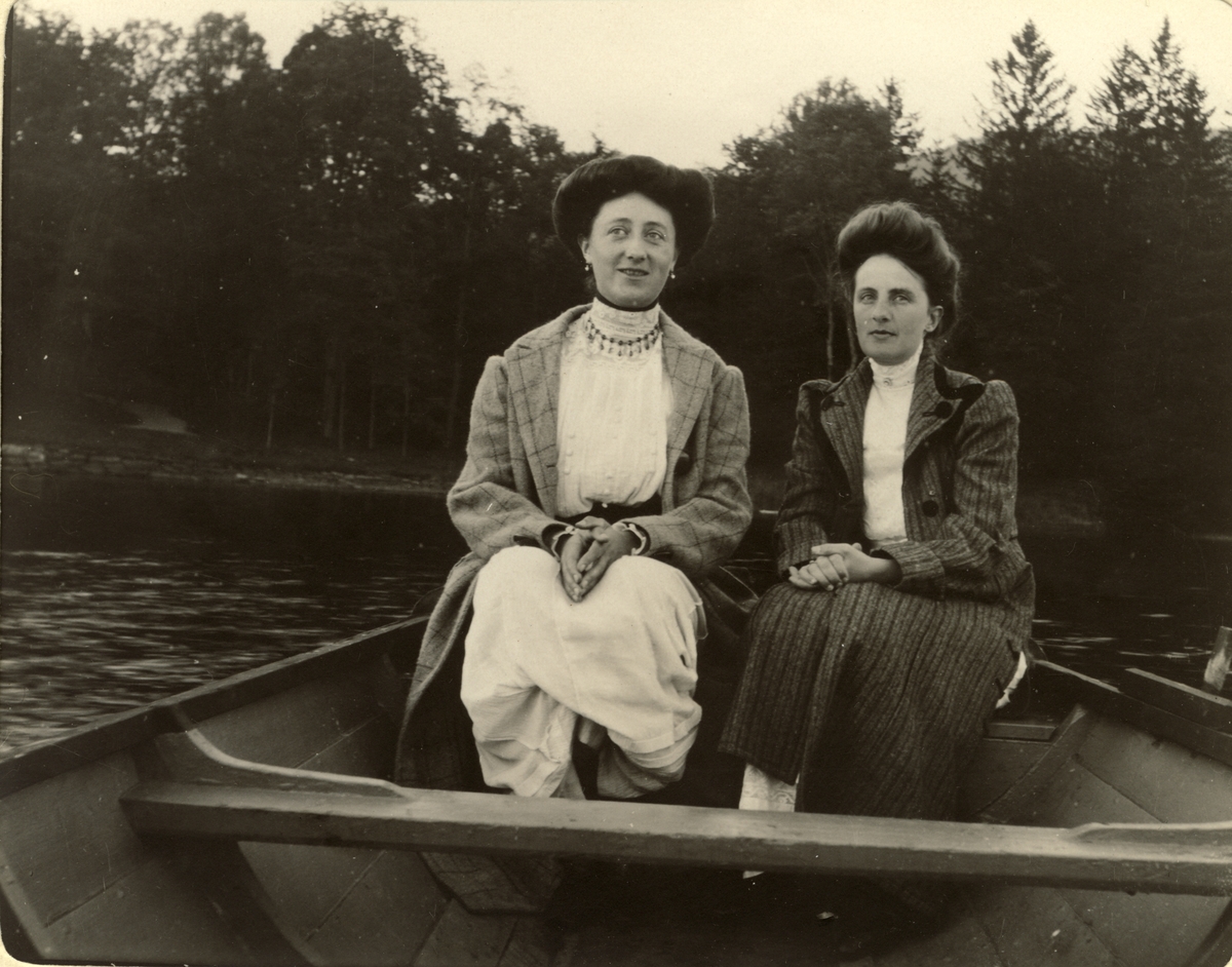 Cessy von Wedel og Nini Egeberg sitter i en robåt, antagelig på Bogstadvannet. Fotografert 1911.