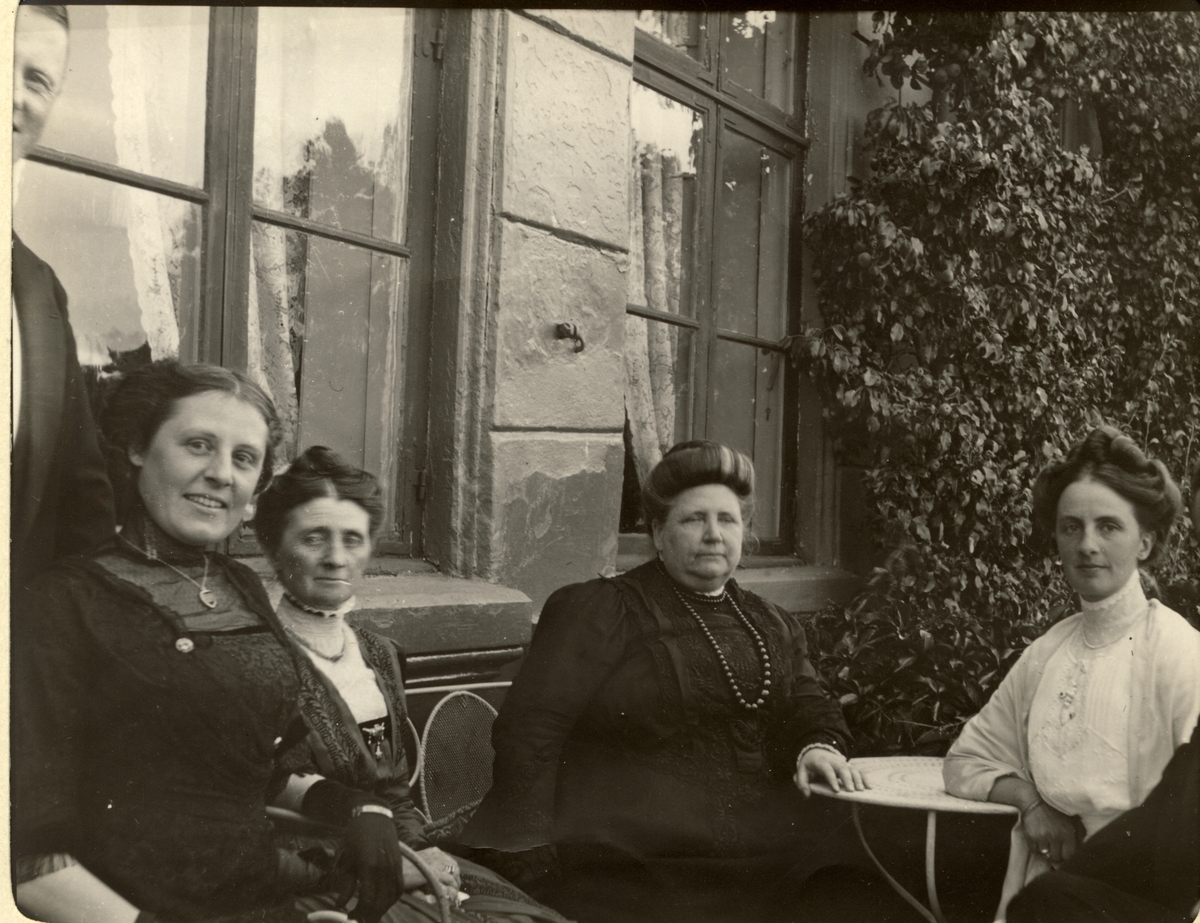 Anna Astrup, Mimi Wedel Jarlsberg, Edle Wedel Jarlsberg og Nini Egeberg på verandaen til Bogstad gård. Fotografert august 1911.