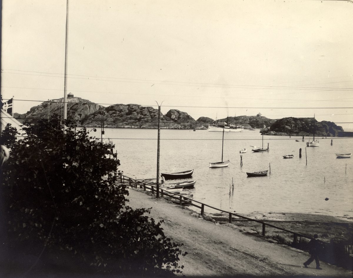 Robåter, seilbåter og dampskip i skjærgården ved Fredriksvern, Stavern, Vestfold. Fotografert 1913.