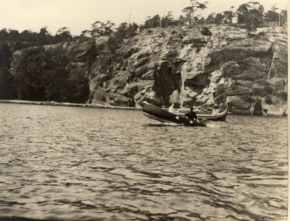 Motorbåt og robåt møtes ved Hankø i Østfold. Fotografert 1913.