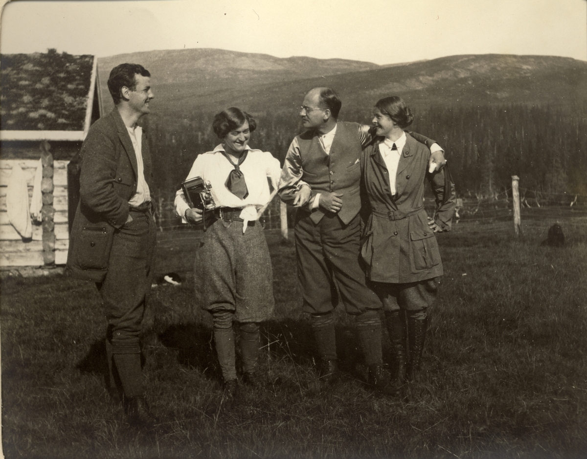 Mads Langaard, Ellen Jakhelln, Nils O.Y. og Ingeborg Fearnley ved Fearnleys jakthytte i Øst-Fjergen, Trøndelag. Fotografert 1913.