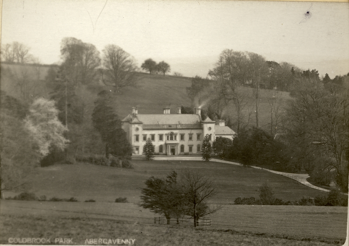 Bilde/postkort(?) med teksten "Coldbrook Park, Abergavenny". Coldbrook House i midten ble revet i 1954.