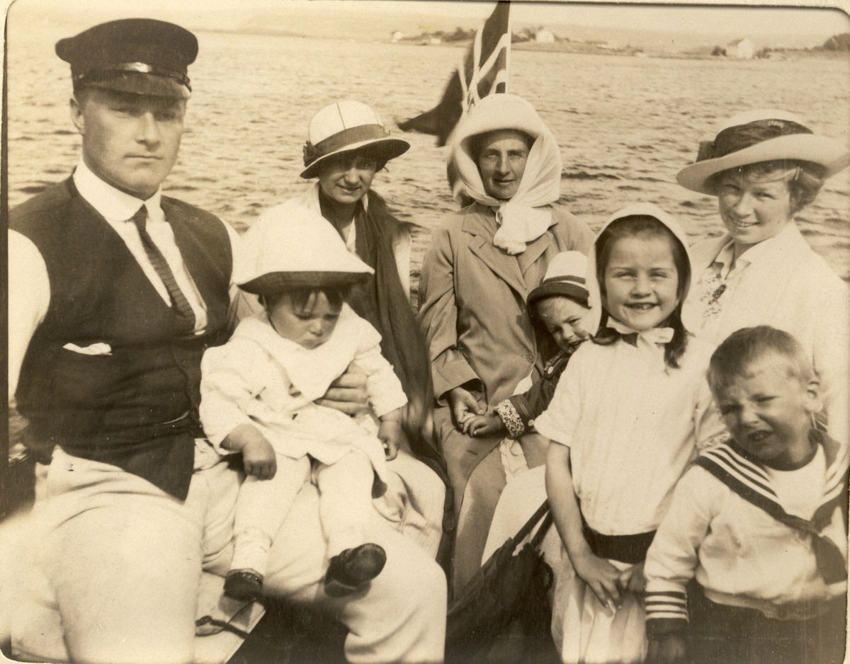 Storfamilien Egeberg på båttur utenfor Snarøya i Bærum. Fra venstre Oscar Egeberg med sin sønn Oscar og kona Serafina, Nini Egeberg og døtrene Karen og Lucy, Esther Egeberg g. Finne med sønnen Severin Finne. Fotografert 1914.