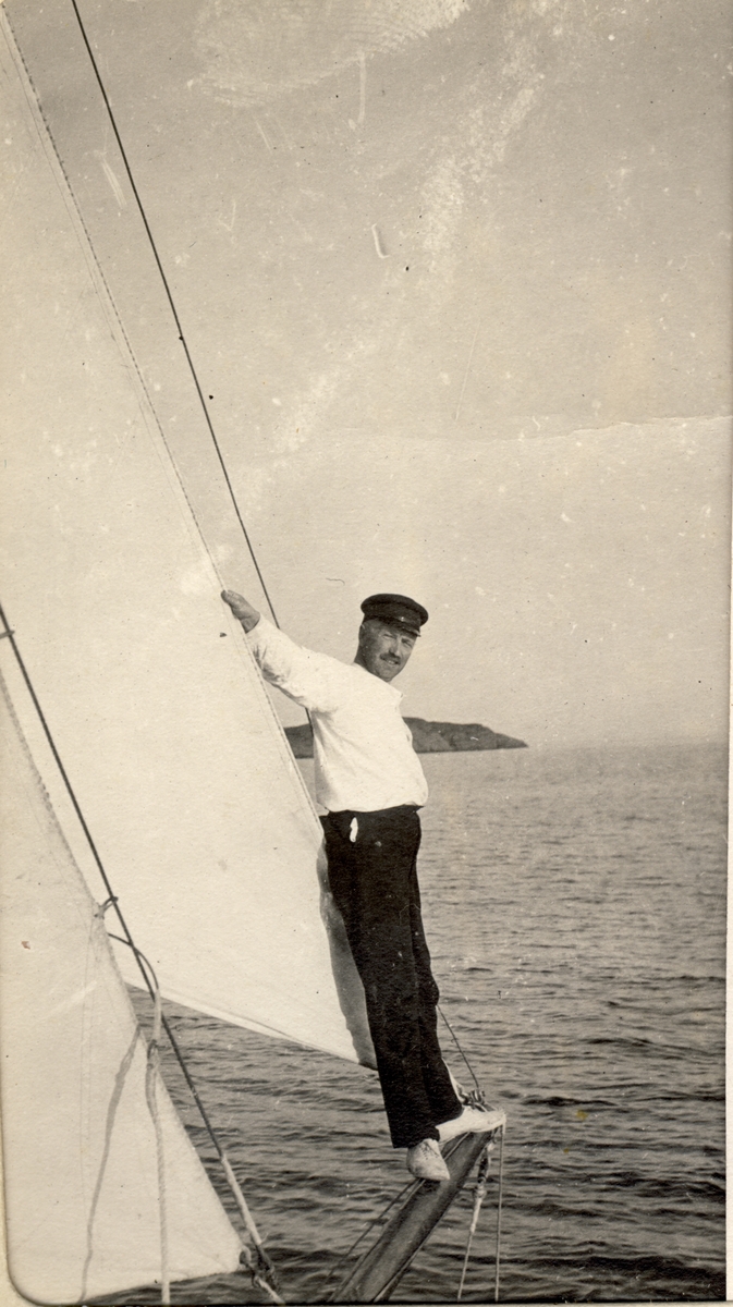 Westye P. Egeberg står på baugsprydet til seilbåten «Morild».utenfor Vrengen i Vestfold. Fotografert 1914.