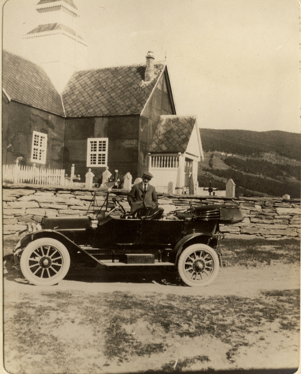 Dovre kirke. I forgrunnen familien Egebergs bil, Hans Finne står bak den. Fotografert 1914.