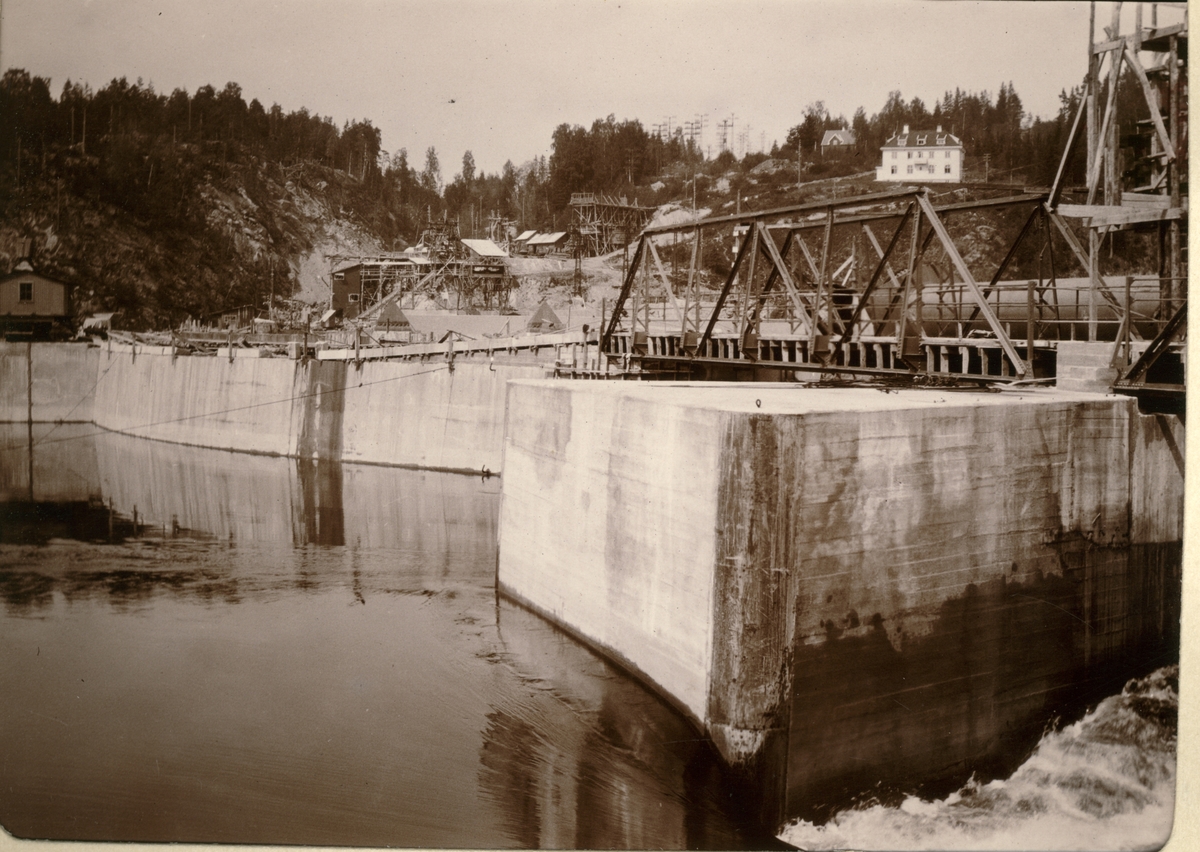 Christiania Tømmerdirektion beser byggingen av Vamma kraftverk i Østfold. På åsen bak ses et stort våningshus. Fotografert 1915.