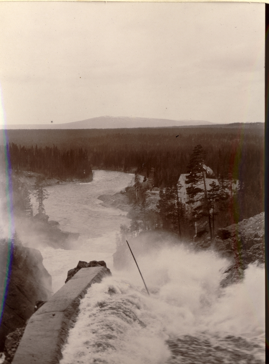 Tømmerfløting ned Osfallet fra Osfalldemningen, Åmot, Hedmark. Antagelig fotografert mai 1915 i forbindelse med Christiania Tømmerdirektions befaring.. 