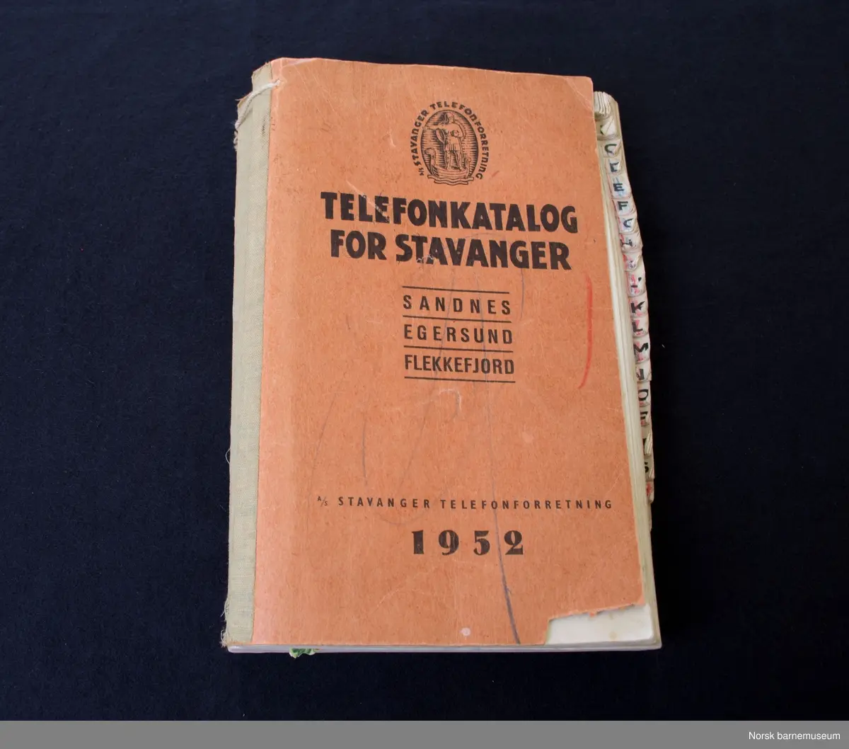 Telefonkatalog for Stavanger, brukt som samlealbum for glansbilder. 
En del glansbilder som ligger løst i tillegg.