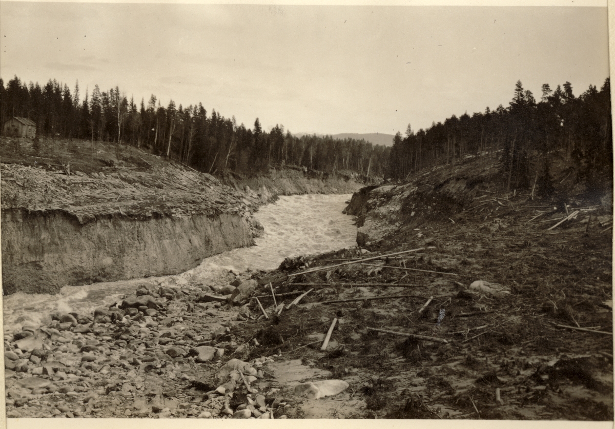 Utsikt oppover fra Osfalldammen etter demningsbruddet som skjedde 10. mai 1916. Fotografert 1916.