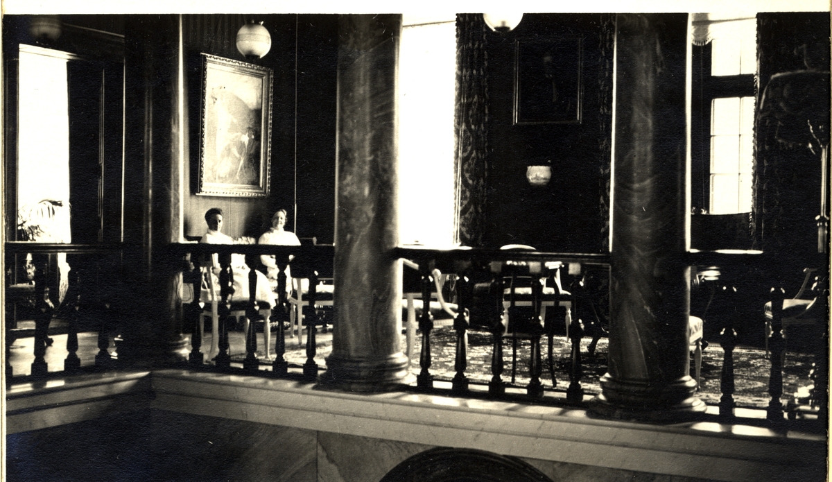 Nini Egeberg og Elise Løvenskiold i hallen på Karsholm slott i Sverige, eid av familien Treschow siden 1869. Fotografert 1916.