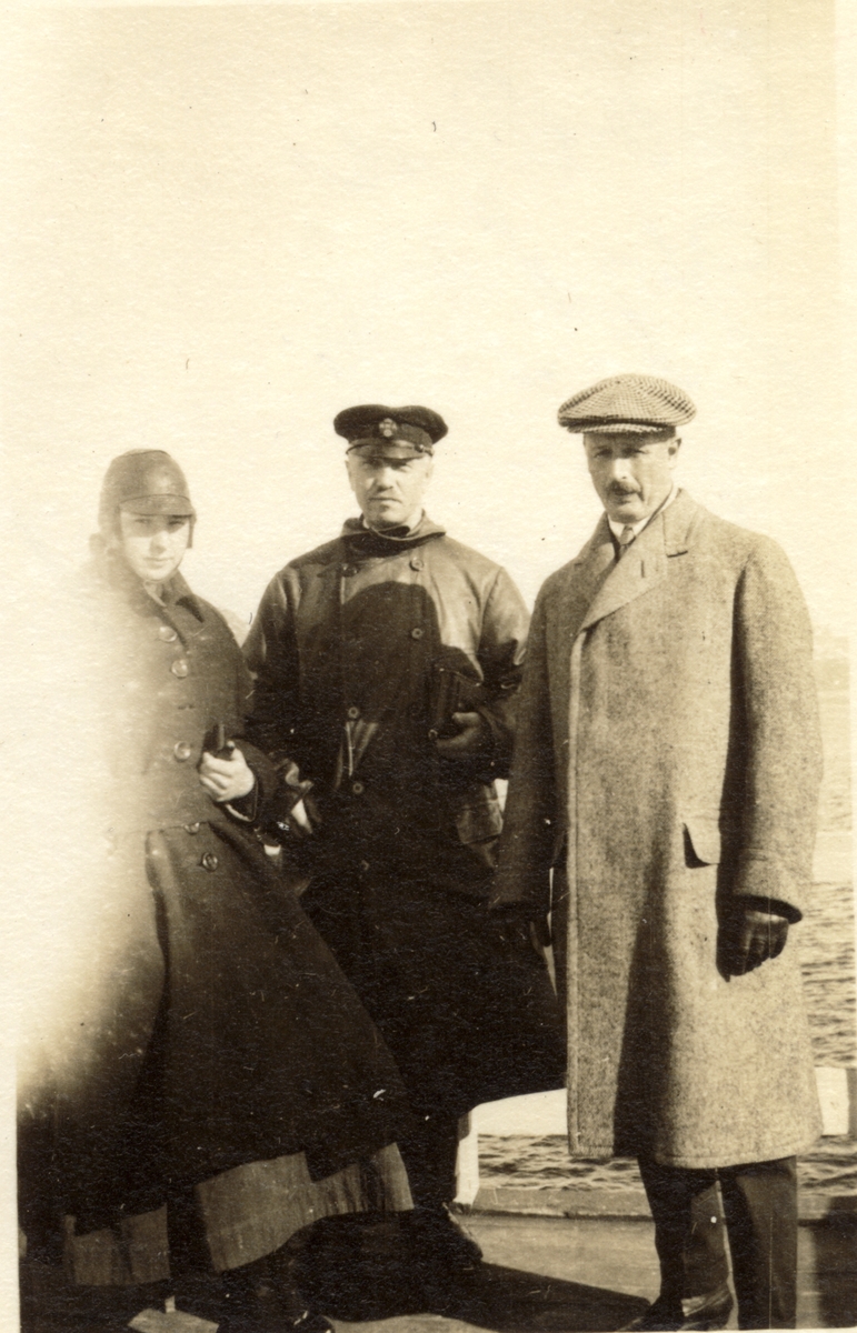 Tre laksefiskere på vei hjem fra Lærdal, Sogn og Fjordane. Fra venstre Evelyn Egeberg, Waldemar Kallevig og Westye P. Egeberg. Fotografert 1916.