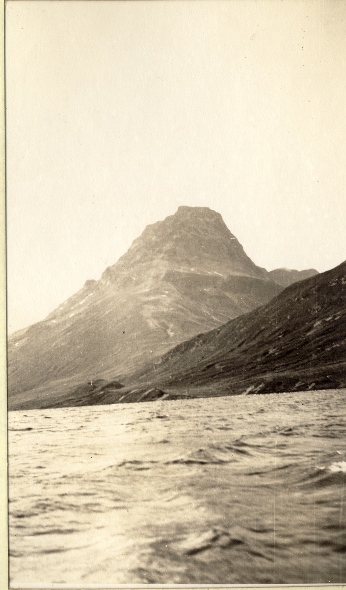 Fra innsjøen Bygdin i Oppland. Fotografert 1916 under Egeberg-familiens biltur i Valdres.
