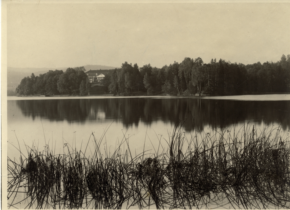 Bogstadvannet med Bogstad gård i bakgrunnen. Fotografert 1916.