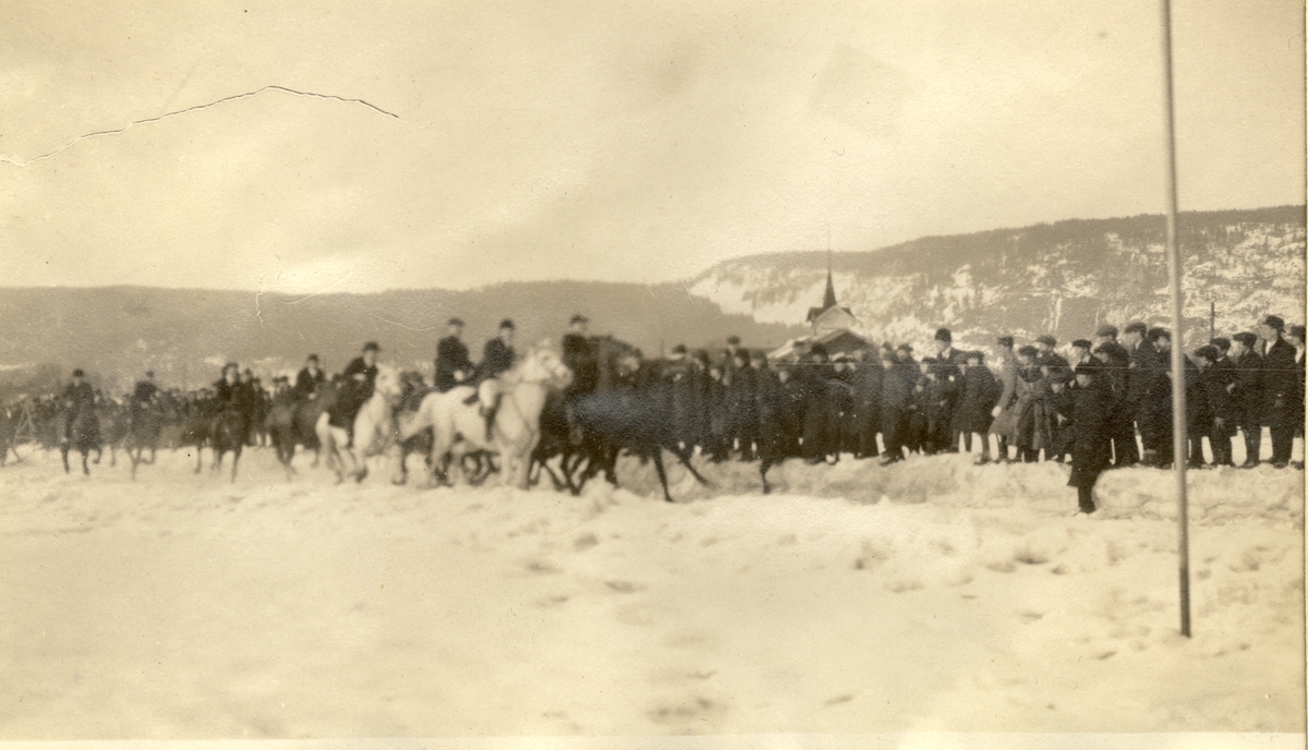 Hesteløp i snø på Marienlyst i Drammen. Tilskuere står langs banen. Fotografert 1917.